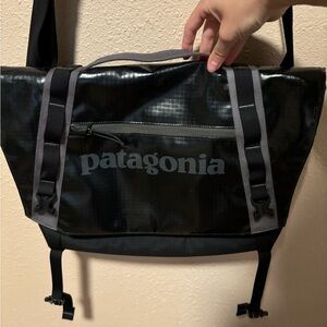 Patagonia messenger black hole bag